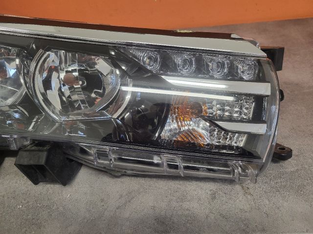 bontott TOYOTA COROLLA Jobb Fényszóró