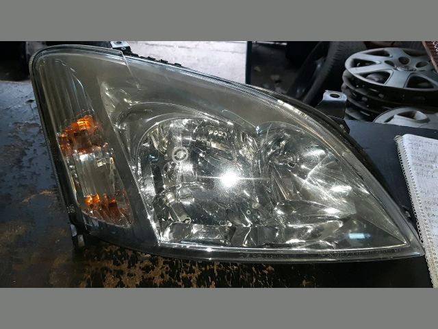 bontott TOYOTA COROLLA Jobb Fényszóró
