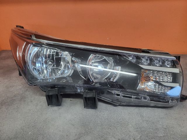 bontott TOYOTA COROLLA Jobb Fényszóró