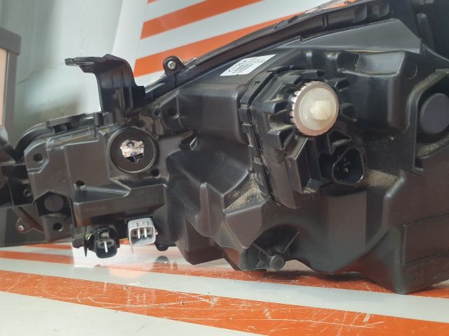 bontott TOYOTA COROLLA Jobb Ledes Fényszóró