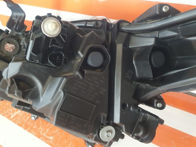 bontott TOYOTA COROLLA Jobb Ledes Fényszóró