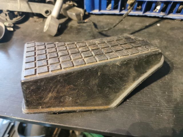 bontott TOYOTA COROLLA Lábtámasz Burkolat