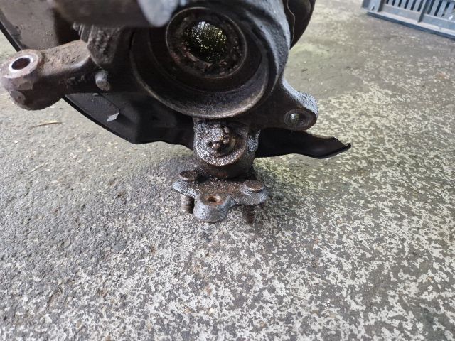 bontott TOYOTA COROLLA VERSO Bal első Csonkállvány Kerékaggyal