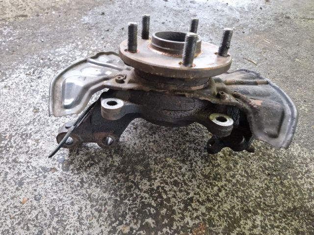 bontott TOYOTA COROLLA VERSO Bal első Csonkállvány Kerékaggyal