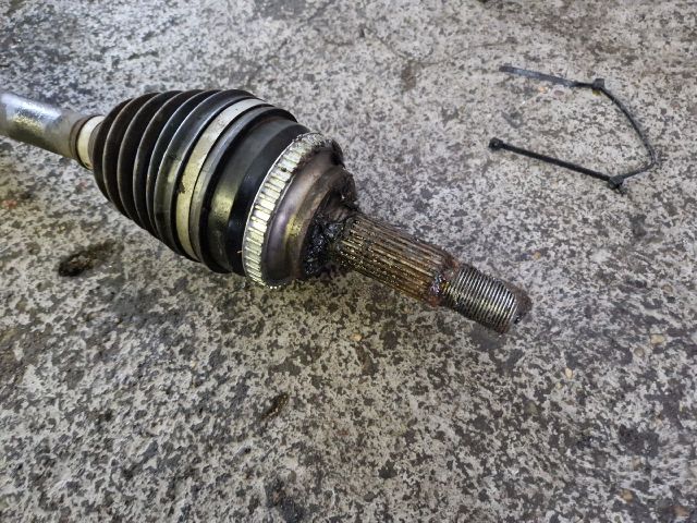 bontott TOYOTA COROLLA VERSO Bal Féltengely