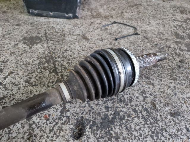 bontott TOYOTA COROLLA VERSO Bal Féltengely