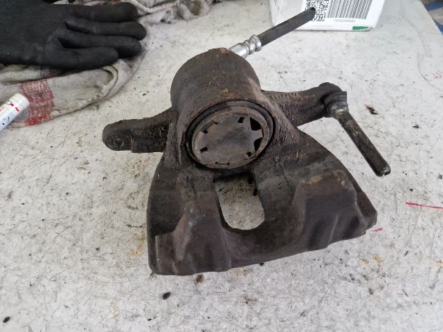 bontott TOYOTA COROLLA VERSO Jobb első Féknyereg Munkahengerrel