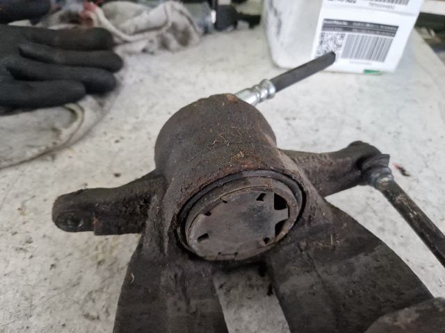 bontott TOYOTA COROLLA VERSO Jobb első Féknyereg Munkahengerrel