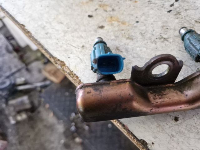 bontott TOYOTA COROLLA VERSO Porlasztó Sor / Híd