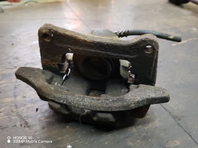 bontott TOYOTA COROLLA VERSO Jobb első Féknyereg Munkahengerrel