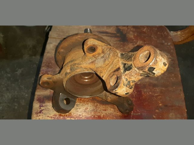 bontott TOYOTA COROLLA VERSO Bal első Csonkállvány Kerékaggyal