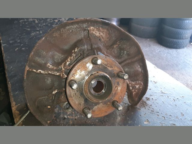 bontott TOYOTA COROLLA VERSO Bal első Csonkállvány Kerékaggyal