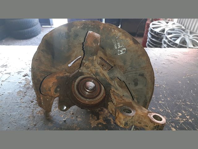 bontott TOYOTA COROLLA VERSO Bal első Csonkállvány Kerékaggyal