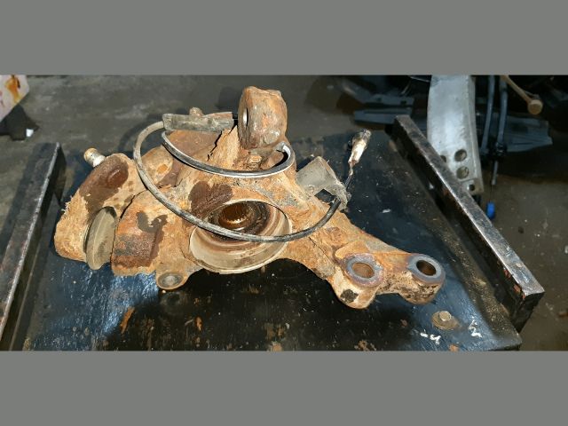 bontott TOYOTA COROLLA VERSO Bal első Csonkállvány Kerékaggyal