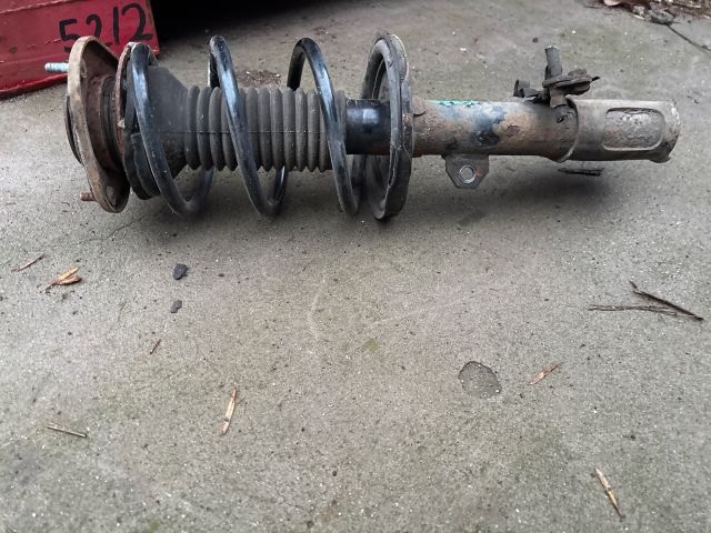 bontott TOYOTA COROLLA VERSO Bal első Gólyaláb (Lengécsillapító, Rugó)