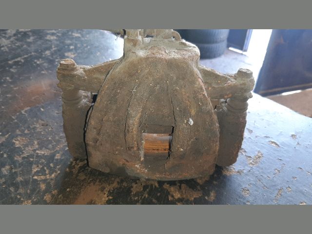 bontott TOYOTA COROLLA VERSO Jobb első Féknyereg Munkahengerrel