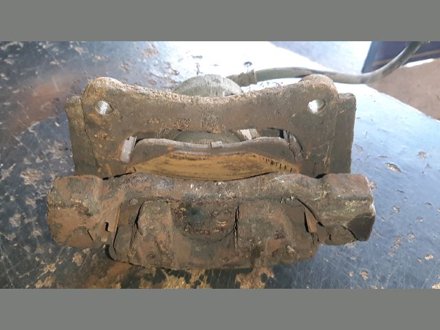 bontott TOYOTA COROLLA VERSO Jobb első Féknyereg Munkahengerrel