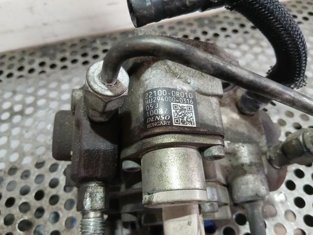 bontott TOYOTA COROLLA VERSO Adagoló