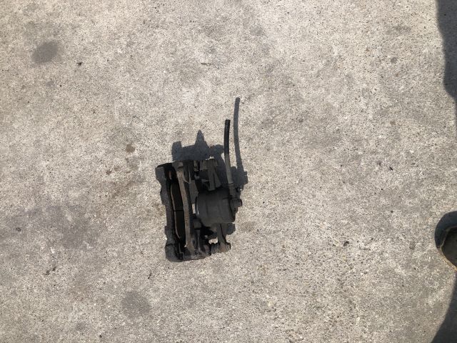 bontott TOYOTA COROLLA VERSO Bal első Féknyereg Munkahengerrel