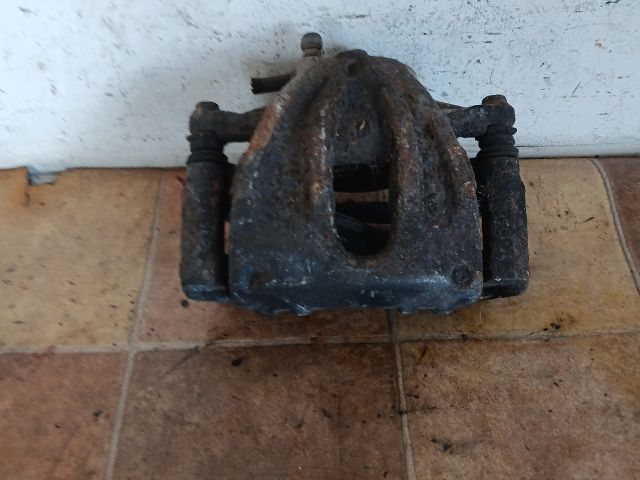 bontott TOYOTA COROLLA VERSO Jobb első Féknyereg Munkahengerrel