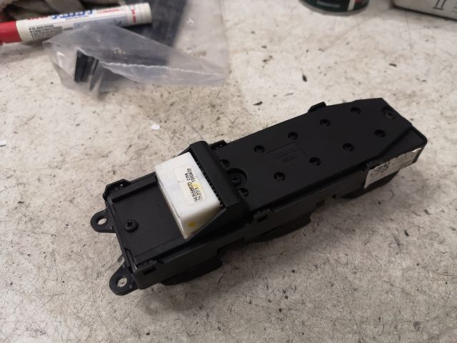 bontott TOYOTA COROLLA VERSO Ablakemelő Kapcsoló Négyes / Kettes