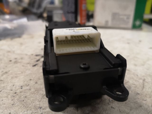 bontott TOYOTA COROLLA VERSO Ablakemelő Kapcsoló Négyes / Kettes