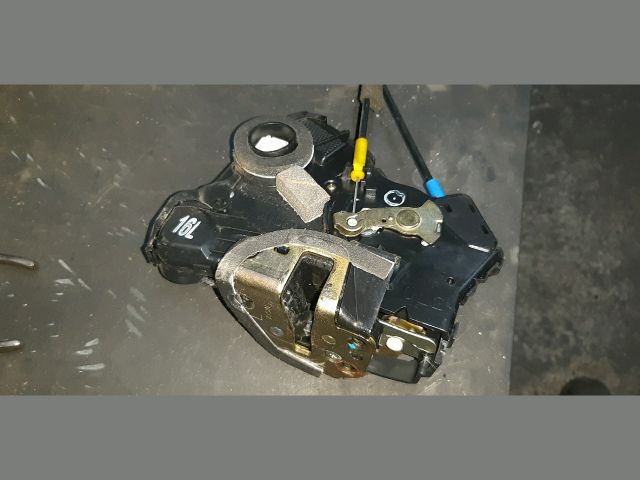 bontott TOYOTA COROLLA VERSO Bal első Ajtózár