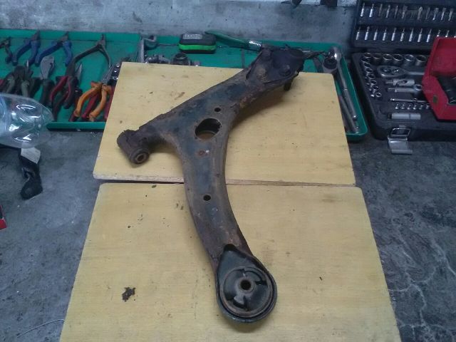 bontott TOYOTA COROLLA VERSO Bal első Felső Első Lengőkar