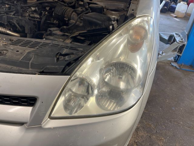 bontott TOYOTA COROLLA VERSO Bal Fényszóró