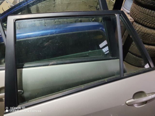 bontott TOYOTA COROLLA VERSO Bal hátsó Ajtó (Részeivel)