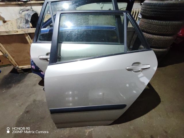 bontott TOYOTA COROLLA VERSO Bal hátsó Ajtó (Részeivel)