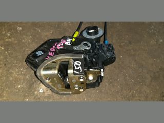 bontott TOYOTA COROLLA VERSO Bal hátsó Ajtózár