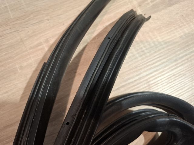 bontott TOYOTA COROLLA VERSO Bal hátsó Gumikéder