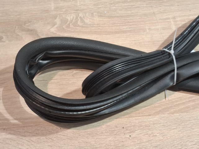 bontott TOYOTA COROLLA VERSO Bal hátsó Gumikéder