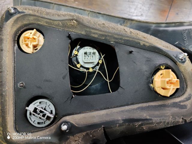 bontott TOYOTA COROLLA VERSO Bal Hátsó Lámpa