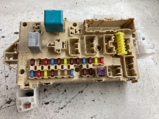 bontott TOYOTA COROLLA VERSO Biztosítéktábla Doboz