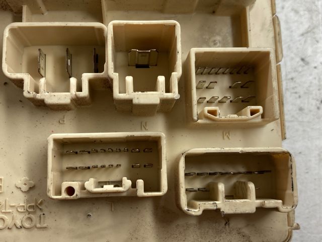 bontott TOYOTA COROLLA VERSO Biztosítéktábla Doboz