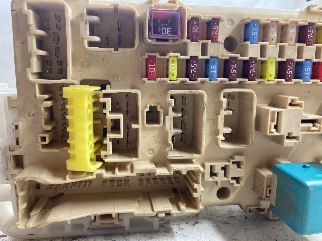 bontott TOYOTA COROLLA VERSO Biztosítéktábla Doboz