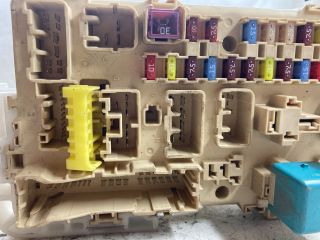 bontott TOYOTA COROLLA VERSO Biztosítéktábla Doboz