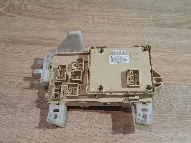 bontott TOYOTA COROLLA VERSO Biztosítéktábla Utastér