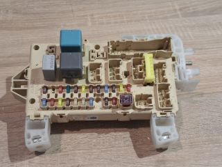 bontott TOYOTA COROLLA VERSO Biztosítéktábla Utastér