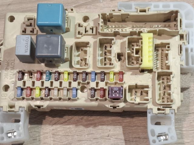 bontott TOYOTA COROLLA VERSO Biztosítéktábla Utastér