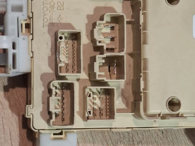 bontott TOYOTA COROLLA VERSO Biztosítéktábla Utastér