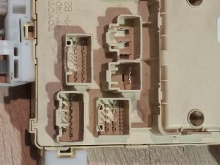 bontott TOYOTA COROLLA VERSO Biztosítéktábla Utastér