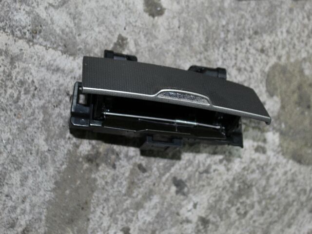 bontott TOYOTA COROLLA VERSO Első Hamutartó