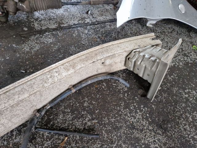 bontott TOYOTA COROLLA VERSO Első Lökhárító Merevítő (Fém)