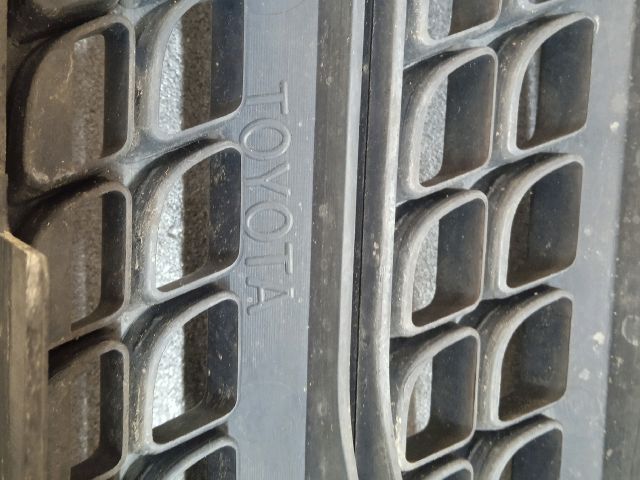 bontott TOYOTA COROLLA VERSO Hűtőrács