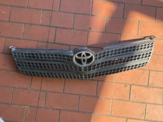 bontott TOYOTA COROLLA VERSO Hűtőrács