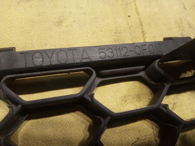 bontott TOYOTA COROLLA VERSO Hűtőrács