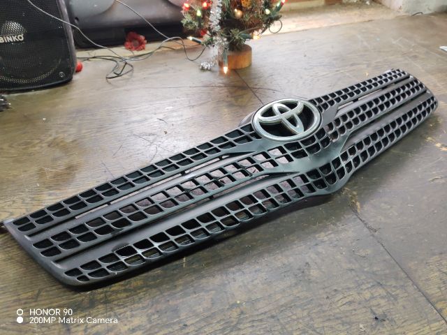 bontott TOYOTA COROLLA VERSO Hűtőrács